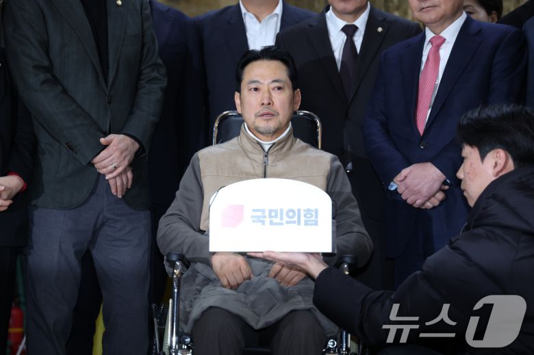 8일 만에 단식 중단을 선언한 장동혁 국민의힘 대표가 22일 서울 여의도 국회에서 병원으로 이송되기 전 입장을 밝히고 있다. 2026.1.22/뉴스1 ⓒ News1 국회사진기자단
