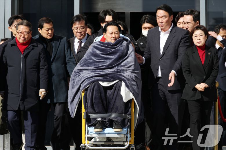 '통일교·공천헌금' 쌍특검법 수용을 촉구하며 단식을 시작한 장동혁 국민의힘 대표가 22일 서울 여의도 국회에서 단식 8일 만에 박근혜 전 대통령의 단식 중단 권고를 받아들여 병원으로 이송되고 있다. 2026.1.22/뉴스1 ⓒ News1 국회사진기자단