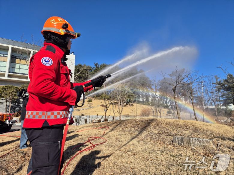 22일 오전 강원 강릉 동부지방산림청에서 산불진화대원이 고압 호스를 이용해 봄철 산불 대응 장비 시연을 펼치자 물줄기 사이로 무지개가 피어오르고 있다.2026.1.22/뉴스1 윤왕근 기자
