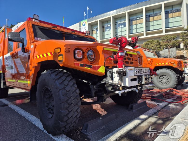 22일 강릉 동부지방산림청 청사 앞에 올해 처음 도입된 다목적 산불진화차량이 배치돼 있다. 2026.1.22/뉴스1 윤왕근 기자