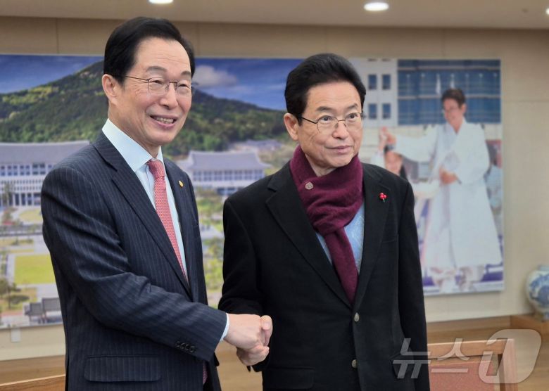 이철우 경북도지사가 지난 21일 도청에서 임종식 경북교육감을 만나 대구·경북 행정통합과 관련한 교육 분야 현안을 논의했다. ⓒ News1 김대벽기자