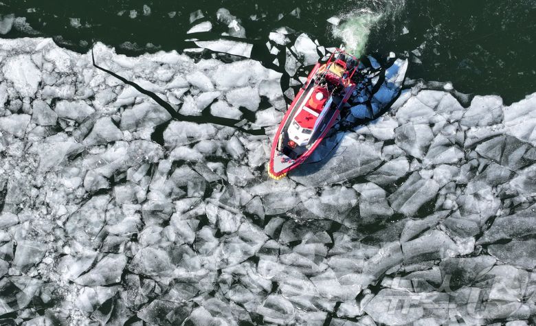 전국 대부분 지역 아침 기온이 영하 10도 안팎으로 떨어지며 한파가 이어진 22일 서울 한강 광나루한강공원 선착장 인근에서 119 광나루수난구조대가 순찰 근무를 하며 출동로 확보 작업을 하고 있다. 2026.1.22/뉴스1 ⓒ News1 김성진 기자