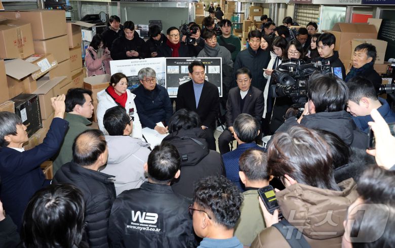 오세훈 서울시장이 22일 오전 서울 용산구 용산전자상가 인근 선인상가를 방문해 상가 소유자, 상인 및 지역주민 등과의 간담회를 갖고 있다. 2026.1.22/뉴스1 ⓒ News1 김진환 기자