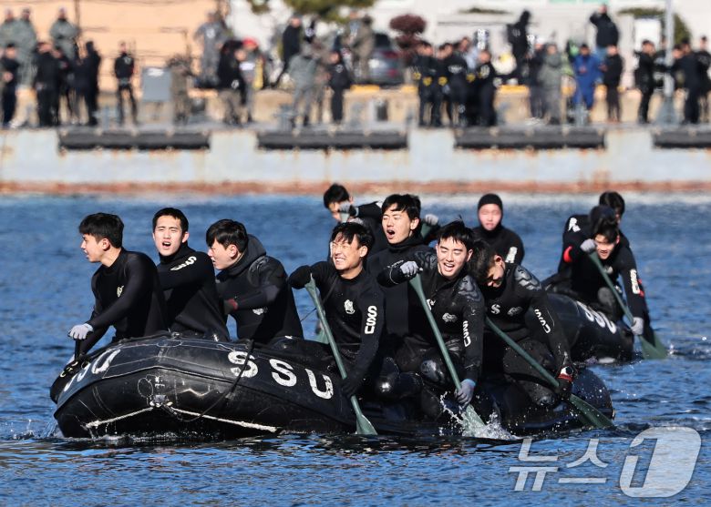 전국적으로 맹추위가 기승을 부린 22일 경남 창원 진해 군항에서 해군 심해잠수사(SSU)들이 고무보트 패들링을 하며 혹한기 훈련을 하고 있다. (공동취재) 2026.1.22/뉴스1 ⓒ News1 윤일지 기자