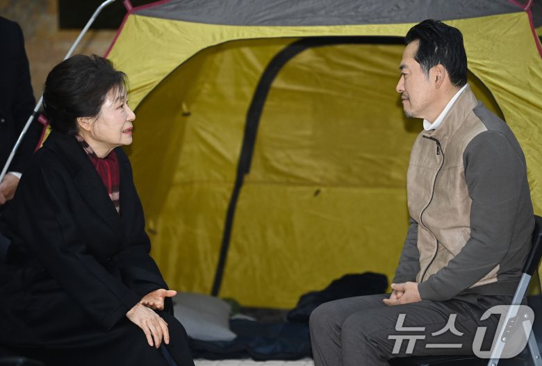 박근혜 전 대통령이 22일 서울 여의도 국회 로텐더홀에서 쌍특검(통일교·민주당 공천 뇌물 특검)을 요구하며 8일째 단식 중인 장동혁 국민의힘 대표를 만나 대화하고 있다. (공동취재) 2026.1.22/뉴스1 ⓒ News1 신웅수 기자