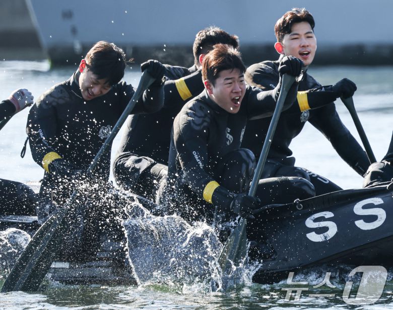 전국적으로 맹추위가 기승을 부린 22일 경남 창원 진해 군항에서 해군 심해잠수사(SSU)들이 고무보트 패들링을 하며 혹한기 훈련을 하고 있다. (공동취재) 2026.1.22/뉴스1 ⓒ News1 윤일지 기자