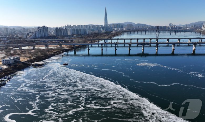 전국 대부분 지역 아침 기온이 영하 10도 안팎으로 떨어지며 한파가 이어진 22일 서울 한강 광나루한강공원 선착장 인근에서 119 광나루수난구조대가 순찰 근무를 하며 출동로 확보 작업을 하고 있다. 2026.1.22/뉴스1 ⓒ News1 김성진 기자