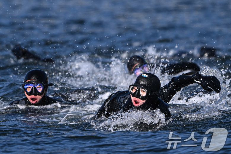 해군 특수전전단 해난구조전대(SSU) 심해잠수사들이 22일 경남 창원 진해군항에서 열린 혹한기 내한 훈련 중 오리발 수영을 하고 있다. (공동취재) 2026.1.22/뉴스1 ⓒ News1 윤일지 기자
