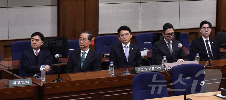 한덕수 전 국무총리가 21일 서울 서초구 서울중앙지방법원에서 열린 내란 우두머리 방조, 내란 중요임무 종사 혐의 사건 1심 선고공판에 출석, 이진관 부장판사가 징역 23년형을 선고하는 모습을 지켜보고 있다. (서울중앙지방법원 제공 영상 캡쳐. 재판매 및 DB 금지) 2026.1.21/뉴스1