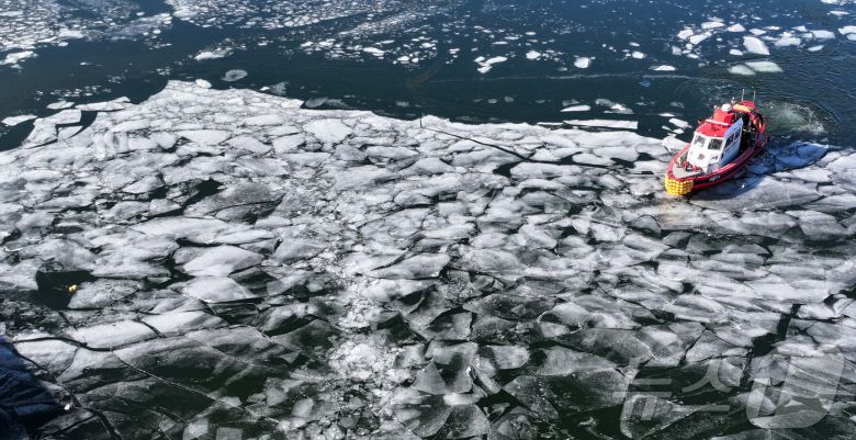 전국 대부분 지역 아침 기온이 영하 10도 안팎으로 떨어지며 한파가 이어진 22일 서울 한강 광나루한강공원 선착장 인근에서 119 광나루수난구조대가 순찰 근무를 하며 출동로 확보 작업을 하고 있다. 2026.1.22/뉴스1 ⓒ News1 김성진 기자