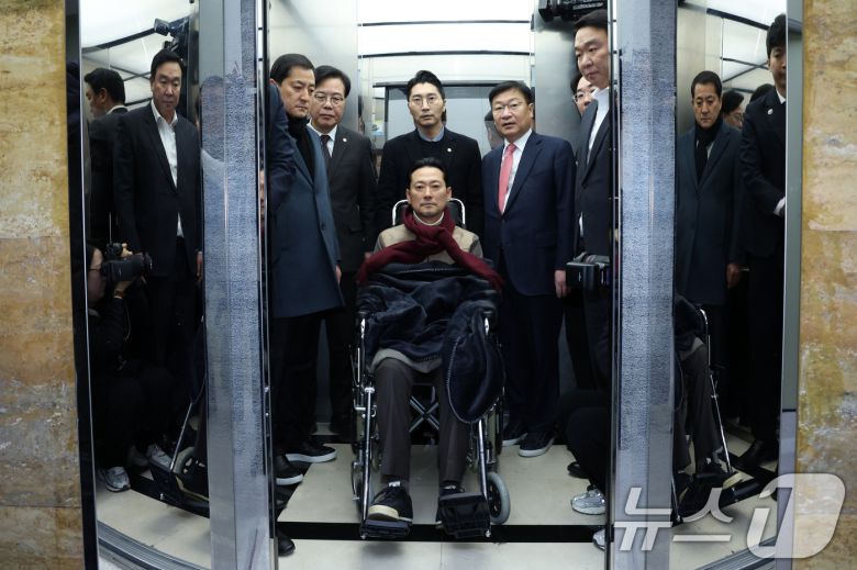 8일 만에 단식 중단을 선언한 장동혁 국민의힘 대표가 22일 서울 여의도 국회에서 병원으로 이송되고 있다. 2026.1.22/뉴스1 ⓒ News1 국회사진기자단