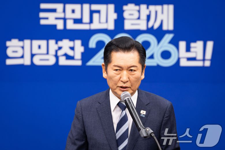 정청래 더불어민주당 대표가 22일 서울 여의도 국회에서 긴급 기자회견을 열고 조국혁신당에게 합당을 제안하고 있다. 2026.1.22/뉴스1 ⓒ News1 유승관 기자