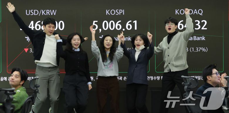 22일 오전 서울 중구 하나은행 본점 딜링룸 현황판에 코스피 지수가 장중 5000p를 넘으며 개장하자 직원들이 환호하고 있다. 2026.1.22/뉴스1 ⓒ News1 박지혜 기자