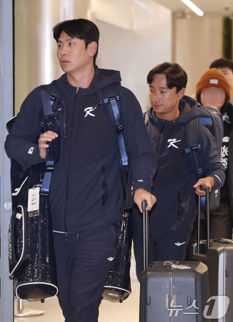 류지현 감독이 이끄는 야구대표팀의 홍창기와 신민재가 사이판 전지훈련을 마치고 20일 오후 인천국제공항을 통해 귀국하고 있다. 2026.1.20/뉴스1 ⓒ News1 이광호 기자