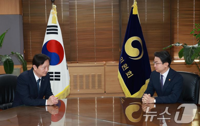 이억원 금융위원장과 이찬진 금융감독원장이 29일 오전 서울 종로구 정부서울청사 금융위원장 접견실에서 긴급 회동을 갖고 있다. (금융위 제공, 재판매 및 DB금지)2025.9.29/뉴스1