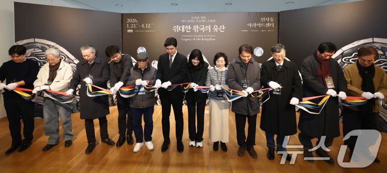 조길현 데브시스터즈 대표(왼쪽 여섯번째)가 22일 서울 종로구 아라아트센터에서 열린 '쿠키런: 킹덤 아트 콜라보 프로젝트 특별전 - 위대한 왕국의 유산' 언론공개회에서 참여작가들과 테이프 커팅식을 하고 있다. 이번 특별전은 데브시스터즈가 지난 2년간 이어 온 아트 콜라보 프로젝트를 총망라한 전시로 오는 23일부터 4월 12일까지 개최된다. 2026.1.22/뉴스1 ⓒ News1 최지환 기자
