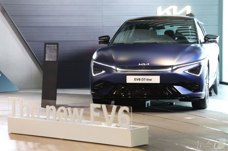 13일 서울 강남구 기아360에서 열린 기아 더 뉴 EV6 포토미디어 데이 행사에서 '더 뉴 EV6 GT'가 전시돼 있다. '더 뉴 EV6'는 약 3년 여 만에 선보이는 상품성 개선 모델로, 84kWh의 4세대 배터리를 탑재해 494km의 1회 충전 주행거리를 갖췄다. 2024.5.14/뉴스1 ⓒ News1 김민지 기자