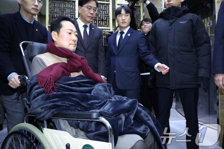 8일 만에 단식 중단을 선언한 장동혁 국민의힘 대표가 22일 서울 여의도 국회에서 병원으로 이송되고 있다. 2026.1.22/뉴스1 ⓒ News1 국회사진기자단