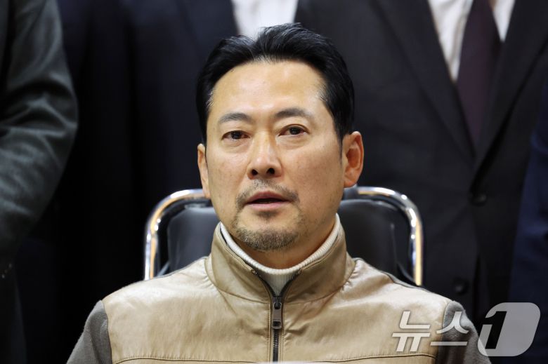 8일 만에 단식 중단을 선언한 장동혁 국민의힘 대표가 22일 서울 여의도 국회에서 병원으로 이송되고 있다. 2026.1.22/뉴스1 ⓒ News1 국회사진기자단