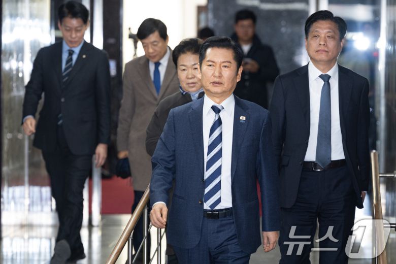 정청래 더불어민주당 대표가 22일 서울 여의도 국회에서 열린 비공개 정책의원총회에 참석하고 있다. ⓒ News1 유승관 기자