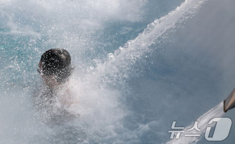 강력한 한파가 지속되고 있는 22일 경기 용인시 처인구 캐리비안 베이를 찾은 시민들이 따뜻한 온수풀에서 몸을 녹이며 즐거운 시간을 보내고 있다. 2026.1.22/뉴스1 ⓒ News1 김영운 기자