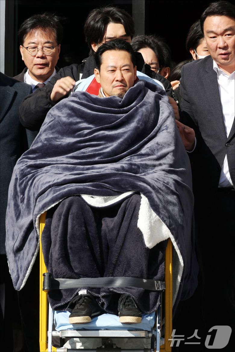 '통일교·공천헌금' 쌍특검법 수용을 촉구하며 단식을 시작한 장동혁 국민의힘 대표가 22일 서울 여의도 국회에서 단식 8일 만에 박근혜 전 대통령의 단식 중단 권고를 받아들여 병원으로 이송되고 있다. 2026.1.22/뉴스1 ⓒ News1 국회사진기자단