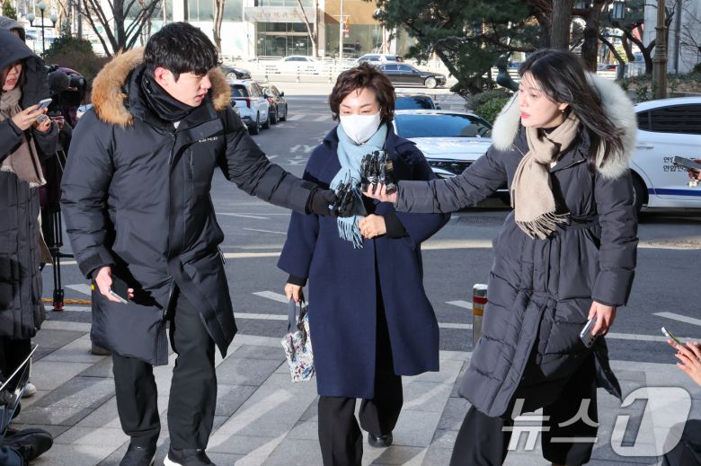 김병기 무소속 의원의 배우자 이예다 씨가 22일 오후 마포구 서울경찰청 공공범죄수사대에서 법인카드 유용 의혹과 관련 피의자 신분으로 조사를 받기 위해 출석하고 있다. 2026.1.22/뉴스1 ⓒ News1 안은나 기자