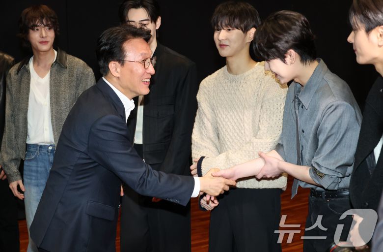 김민석 국무총리가 21일 오후 서울 용산구 하이브 사옥 안무연습실을 방문해 보이그룹 엔하이픈과 인사를 나누고 있다. 2026.1.21/뉴스1 ⓒ News1 청사사진기자단