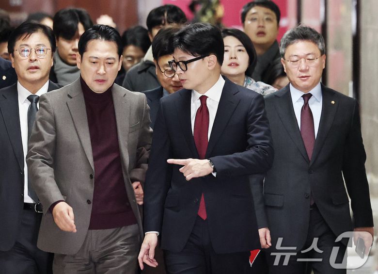 국민의힘 장동혁 대표와 한동훈 전 대표가 2024년 12월 12일 오전 서울 여의도 국회에서 대화하고 있다. 2024.12.12/뉴스1 ⓒ News1 구윤성 기자