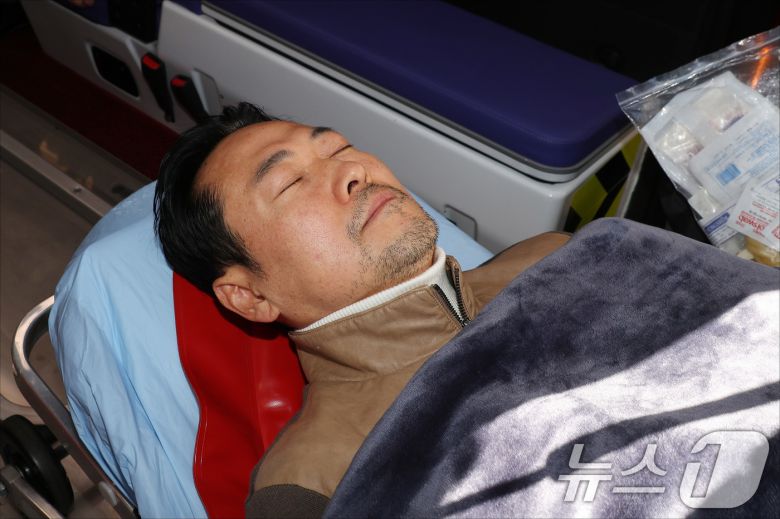 '통일교·공천헌금' 쌍특검법 수용을 촉구하며 단식을 시작한 장동혁 국민의힘 대표가 22일 서울 여의도 국회에서 단식 8일 만에 박근혜 전 대통령의 단식 중단 권고를 받아들여 병원으로 이송되고 있다. 2026.1.22/뉴스1 ⓒ News1 국회사진기자단