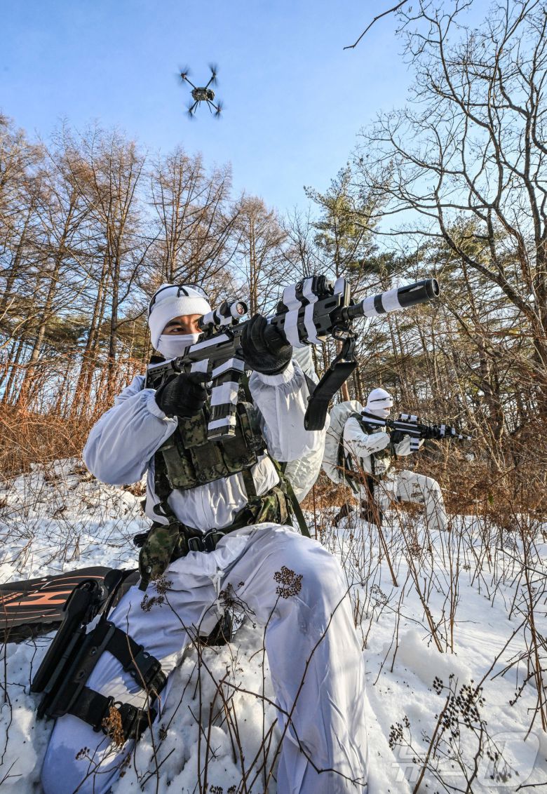 육군 특전사는 지난 1월부터 오는 2월까지 부대별 11박 12일 일정으로 강원도 대관령 황병산 일대 동계훈련장에서 ‘설한지 극복훈련’을 실시하고 있다고 22일 밝혔다. 사진은 육군 특전사 장병들이 설한지 극복훈련 간 적 후방침투 후 드론과 함께 정찰활동을 하는 모습. (육군 제공. 재판매 및 DB 금지) 2026.1.22/뉴스1