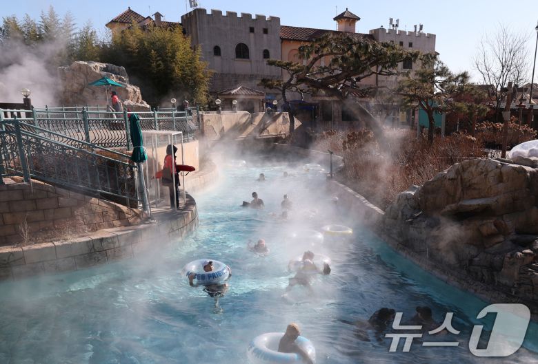 강력한 한파가 지속되고 있는 22일 경기 용인시 처인구 캐리비안 베이를 찾은 시민들이 따뜻한 유수풀에서 몸을 녹이며 즐거운 시간을 보내고 있다. 2026.1.22/뉴스1 ⓒ News1 김영운 기자