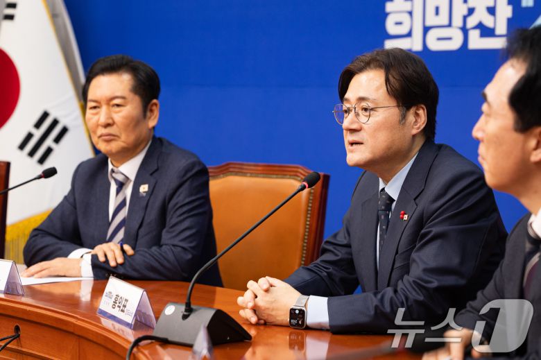 홍익표 청와대 신임 정무수석이 지난 21일 서울 여의도 국회에서 정청래 더불어민주당 대표를 예방하고 있다. 2026.1.21/뉴스1 ⓒ News1 유승관 기자