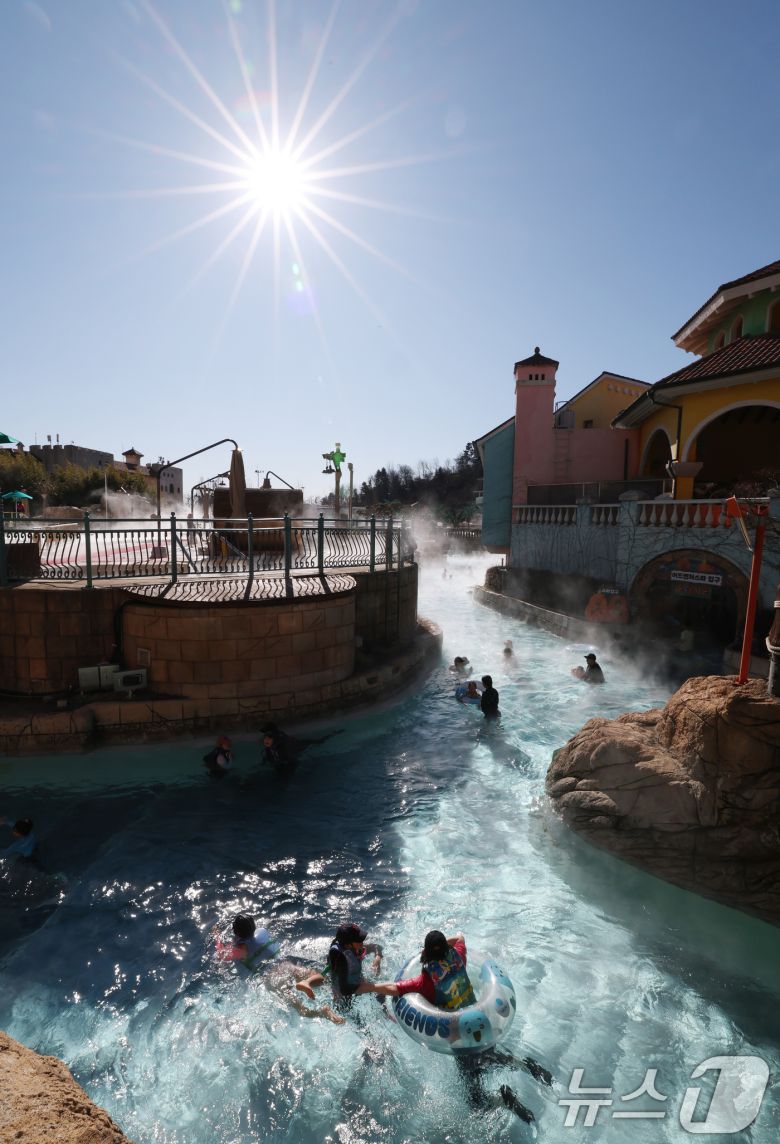 강력한 한파가 지속되고 있는 22일 경기 용인시 처인구 캐리비안 베이를 찾은 시민들이 따뜻한 유수풀에서 몸을 녹이며 즐거운 시간을 보내고 있다. 2026.1.22/뉴스1 ⓒ News1 김영운 기자