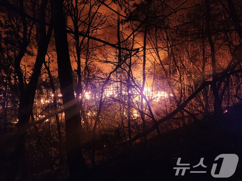 21일 오후 부산 기장군 기장읍 청강리의 한 공장에서 불이 나 인근 야산으로 번져 산불이 확대되고 있다. (부산소방재난본부 제공. 재판매 및 DB 금지) 2026.1.21/뉴스1 ⓒ News1 윤일지 기자
