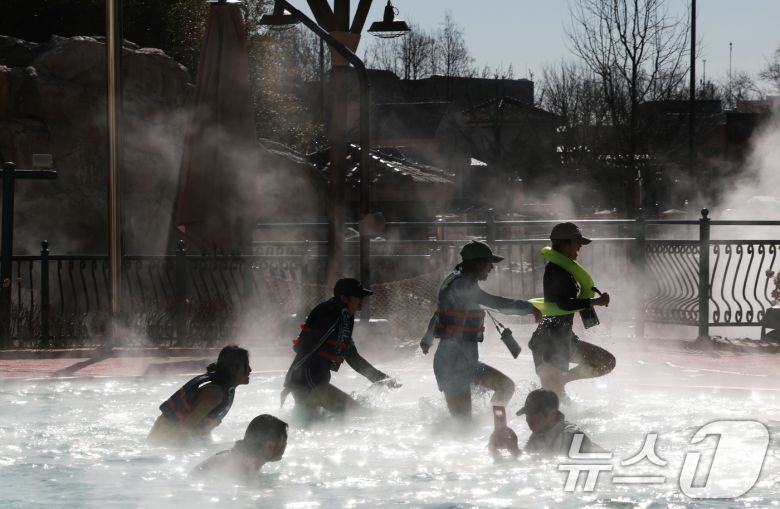 강력한 한파가 지속되고 있는 22일 경기 용인시 처인구 캐리비안 베이를 찾은 시민들이 따뜻한 온수풀에서 몸을 녹이며 즐거운 시간을 보내고 있다. 2026.1.22/뉴스1 ⓒ News1 김영운 기자