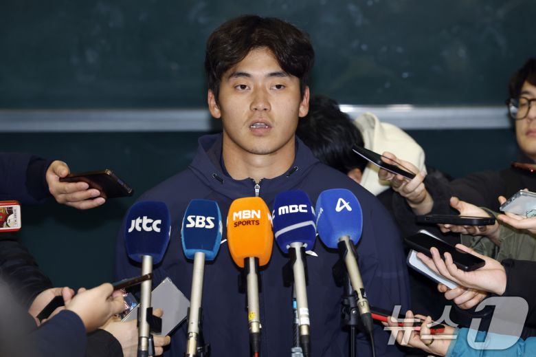 대한민국 야구대표팀 박영현이 사이판 전지훈련을 마치고 21일 오후 인천국제공항을 통해 귀국해 취재진과 인터뷰를 하고 있다. 2026.1.21/뉴스1 ⓒ News1 박정호 기자