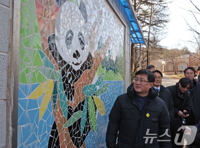 22일 광주 북구 생용동 우치공원 동물원에서 김성환 기후에너지환경부 장관이 강기정 광주시장과 판다 수용 여건 확인 후 판다벽화를 바라보고 있다. 2026.1.22/뉴스1 ⓒ News1 박지현 기자