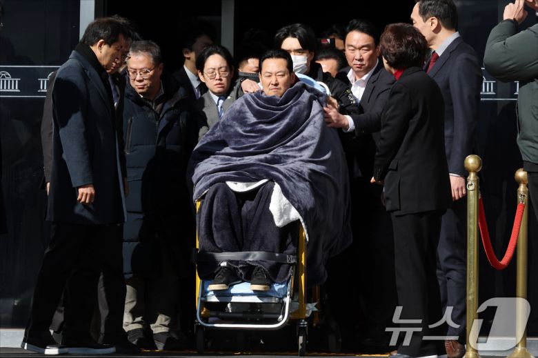 '통일교·공천헌금' 쌍특검법 수용을 촉구하며 단식을 시작한 장동혁 국민의힘 대표가 22일 서울 여의도 국회에서 단식 8일 만에 박근혜 전 대통령의 단식 중단 권고를 받아들여 병원으로 이송되고 있다. 2026.1.22/뉴스1 ⓒ News1 국회사진기자단