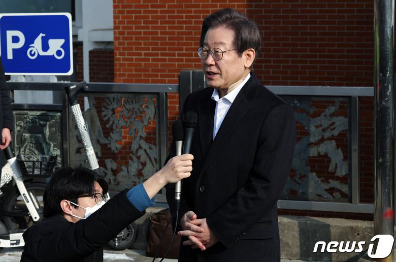 지난 2024년 1월 10일 이재명 대통령(당시 더불어민주당 대표)이 흉기 피습 8일 만에 서울대병원에서 퇴원해 취재진 앞에 선 모습  2024.1.10/뉴스1 ⓒ News1 박정호 기자