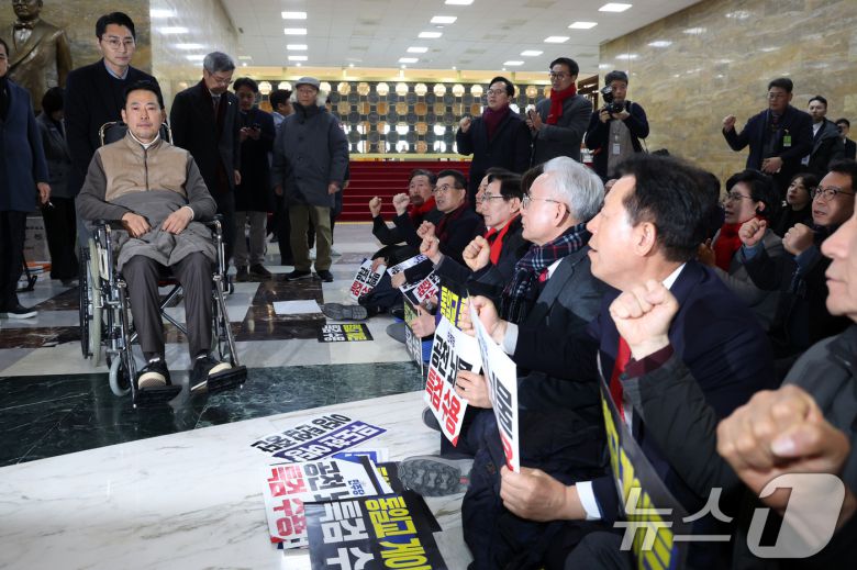 8일 만에 단식 중단을 선언한 장동혁 국민의힘 대표가 22일 서울 여의도 국회에서 병원으로 이송되고 있다. 2026.1.22/뉴스1 ⓒ News1 국회사진기자단