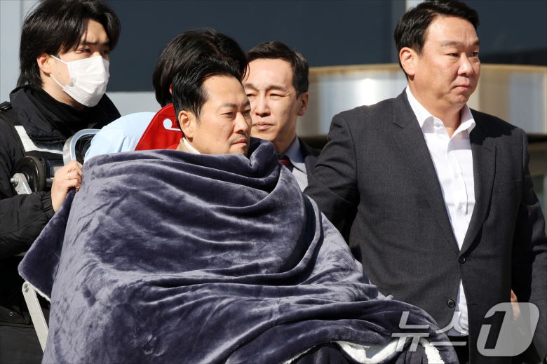 '통일교·공천헌금' 쌍특검법 수용을 촉구하며 단식을 시작한 장동혁 국민의힘 대표가 22일 서울 여의도 국회에서 단식 8일 만에 박근혜 전 대통령의 단식 중단 권고를 받아들여 병원으로 이송되고 있다. 2026.1.22/뉴스1 ⓒ News1 국회사진기자단