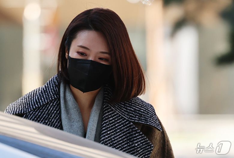 김병기 의원의 공천헌금 수수·아들 부정 편입 의혹의 핵심으로 지목되는 이지희 동작구의원이 21일 오후 서울 마포구 서울경찰청 공공범죄수사대에서 피의자 신분으로 조사를 받기 위해 출석하고 있다. 2026.1.21/뉴스1 ⓒ News1 오대일 기자