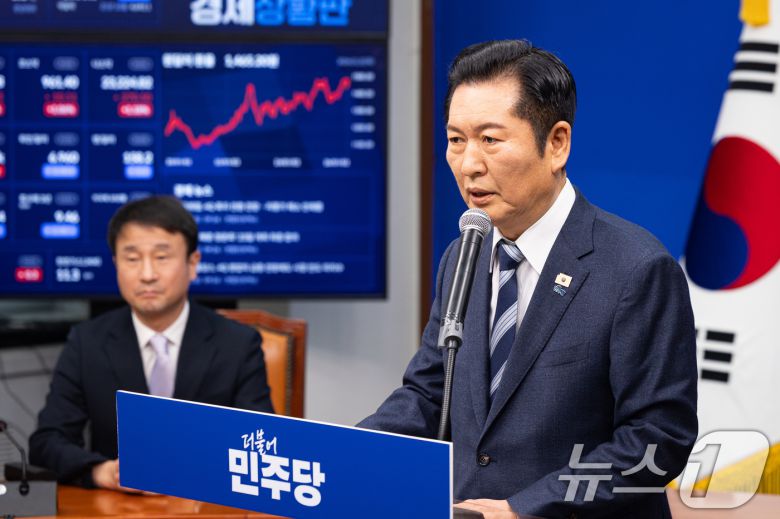 정청래 더불어민주당 대표가 22일 서울 여의도 국회에서 긴급 기자회견을 열고 조국혁신당에게 합당을 제안하고 있다. 2026.1.22/뉴스1 ⓒ News1 유승관 기자