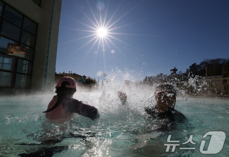 강력한 한파가 지속되고 있는 22일 경기 용인시 처인구 캐리비안 베이를 찾은 시민들이 따뜻한 온수풀에서 몸을 녹이며 즐거운 시간을 보내고 있다. 2026.1.22/뉴스1 ⓒ News1 김영운 기자