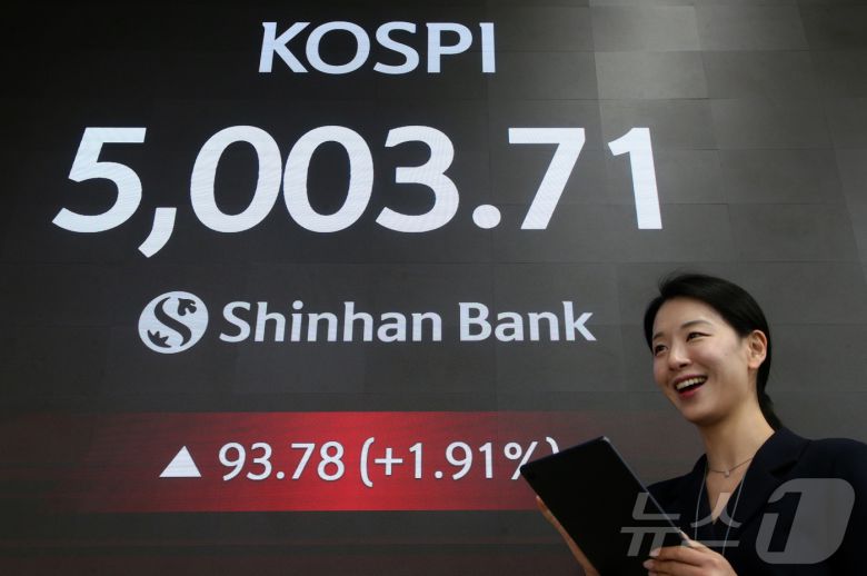 22일 오전 서울 중구 신한은행 본점 로비에 전광판에 코스피지수가 장중 5000을 돌파하고 있다. (신한지주 제공. 재판매 및 DB 금지) 2026.1.22/뉴스1