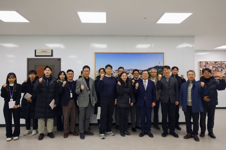 21일 전쟁기념관에서 백승주 전쟁기념사업회장과 한국방위산업진흥회 및 국내 방산기업 관계자들이 기념사진을 찍고 있다.(전쟁기념사업회 제공)