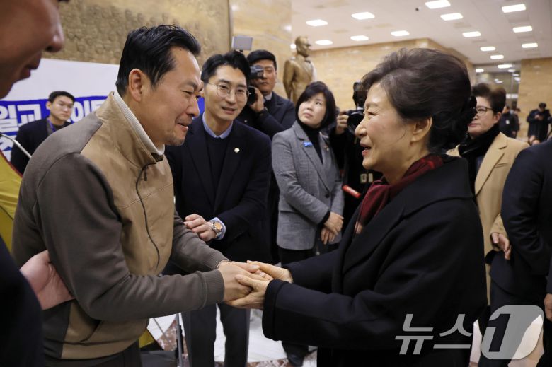 박근혜 전 대통령이 22일 서울 여의도 국회 로텐더홀에서 쌍특검(통일교·민주당 공천 뇌물 특검)을 요구하며 8일째 단식 중인 장동혁 국민의힘 대표와 인사하고 있다. (공동취재) 2026.1.22/뉴스1 ⓒ News1 신웅수 기자