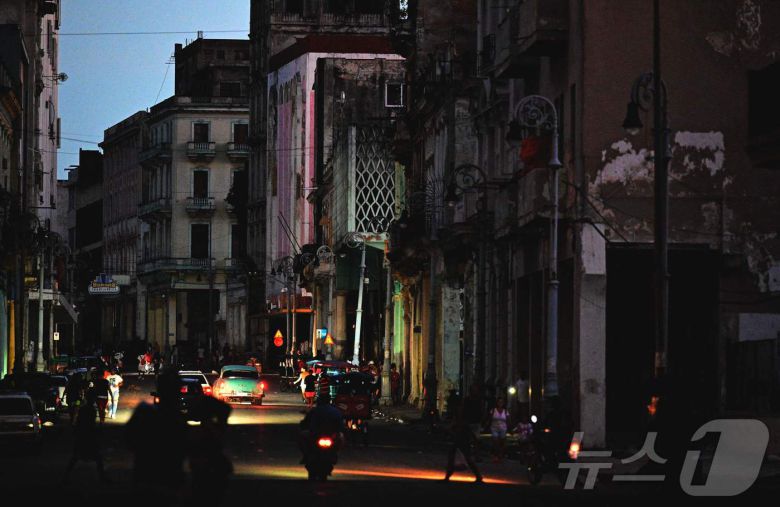 대규모 정전을 겪고 있는 쿠바 아바나 시내 한 거리의 불이 꺼진 모습. 2024.10.20 ⓒ AFP=뉴스1 ⓒ News1 김지완 기자