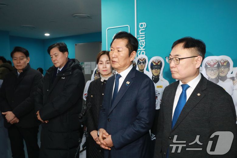 정청래 더불어민주당 대표가 23일 충북 진천국가대표선수촌에서 최고위원회와 선수단 격려 일정을 마친 뒤 취재진 질문에 답하고 있다. 2026.1.23./뉴스1 ⓒ News1 김용빈 기자